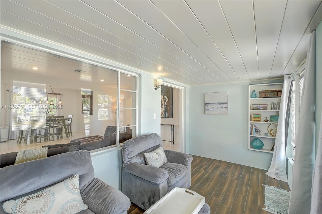 For Sale: $315,000 (3 beds, 2 baths, 1053 Square Feet)
