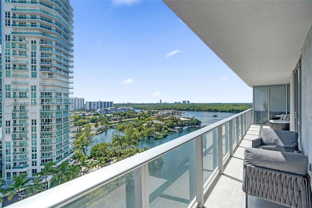For Sale: $1,299,000 (2 beds, 3 baths, 1541 Square Feet)