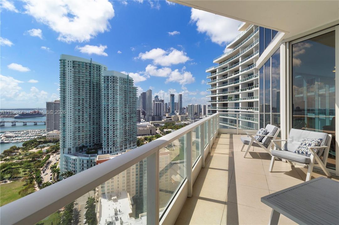 Activo con contrato: $2,150,000 (3 camas, 3 baños, 2201 Pies cuadrados)