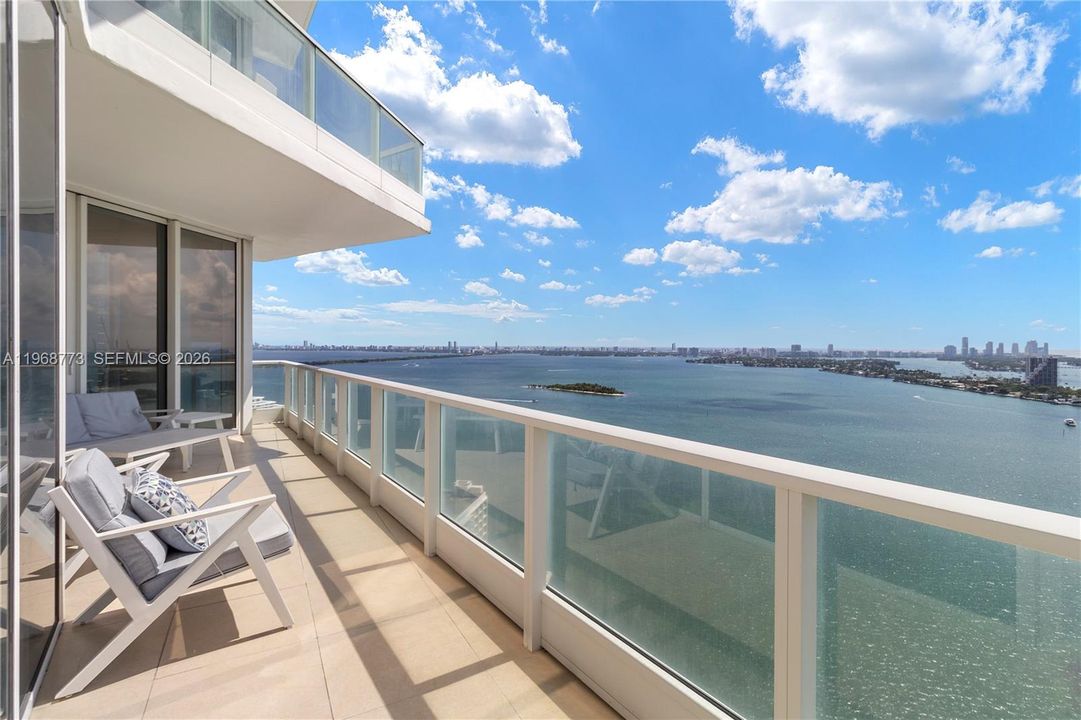 Activo con contrato: $2,150,000 (3 camas, 3 baños, 2201 Pies cuadrados)