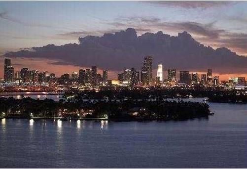 合同活跃: $750,000 (2 贝兹, 2 浴室, 1088 平方英尺)