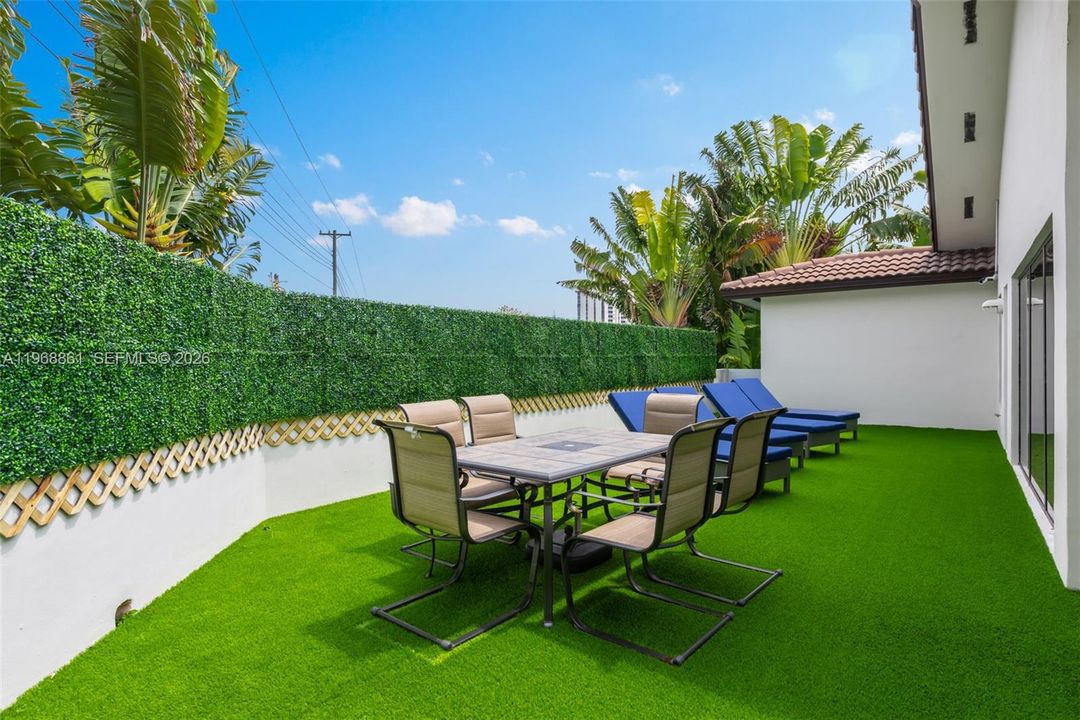 For Sale: $2,890,000 (5 beds, 4 baths, 4435 Square Feet)