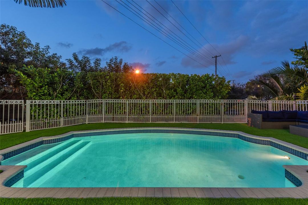 For Sale: $2,890,000 (5 beds, 4 baths, 4435 Square Feet)