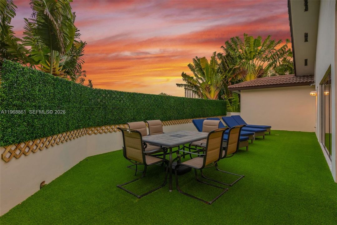 For Sale: $2,890,000 (5 beds, 4 baths, 4435 Square Feet)