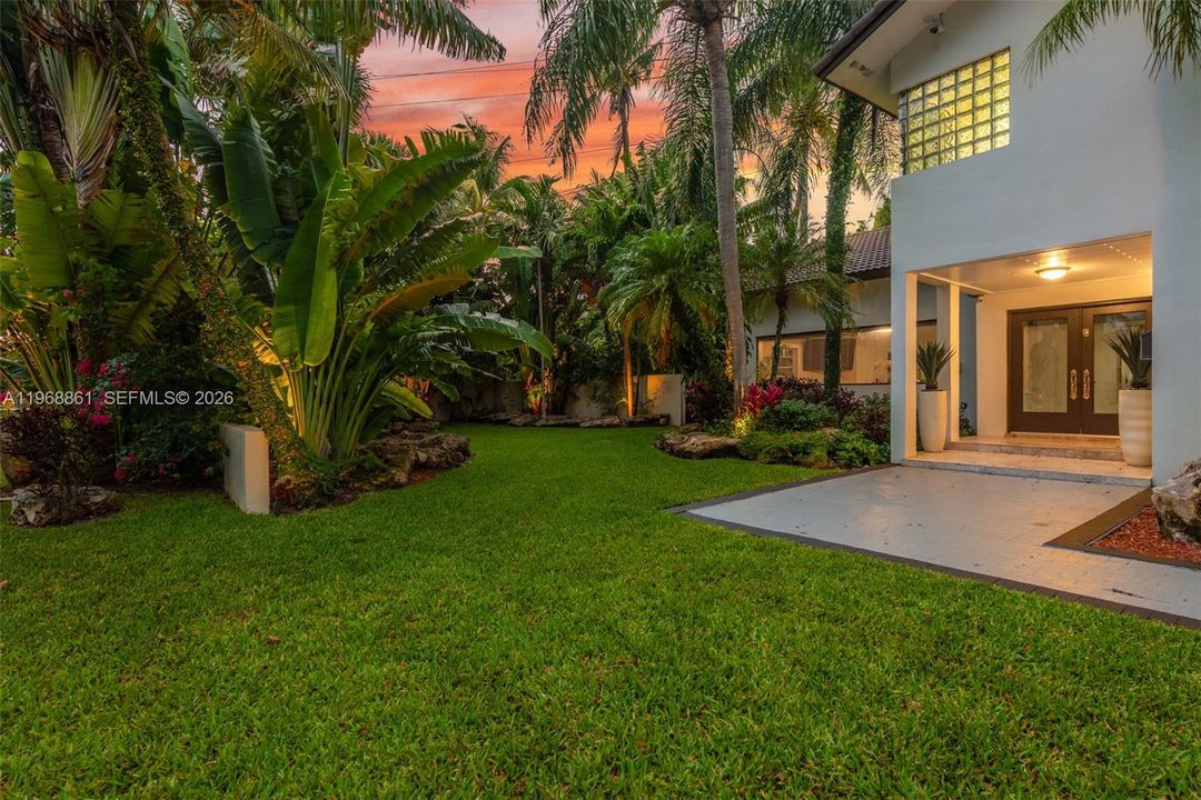 For Sale: $2,890,000 (5 beds, 4 baths, 4435 Square Feet)