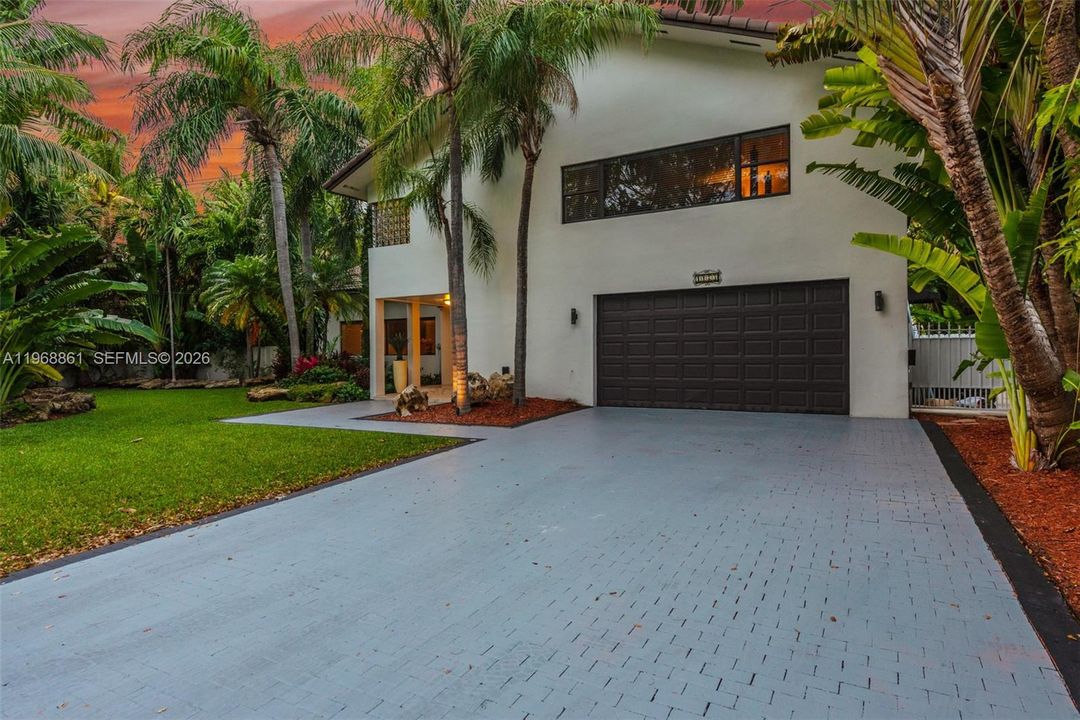For Sale: $2,890,000 (5 beds, 4 baths, 4435 Square Feet)