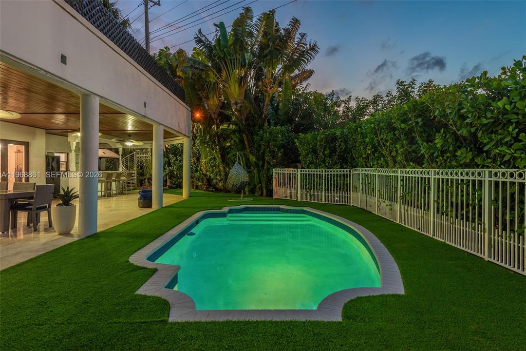 For Sale: $2,890,000 (5 beds, 4 baths, 4435 Square Feet)