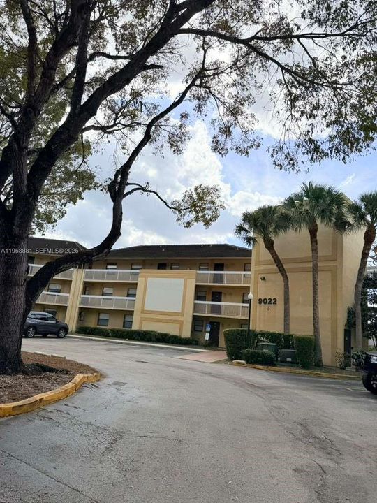 For Sale: $195,000 (2 beds, 2 baths, 815 Square Feet)