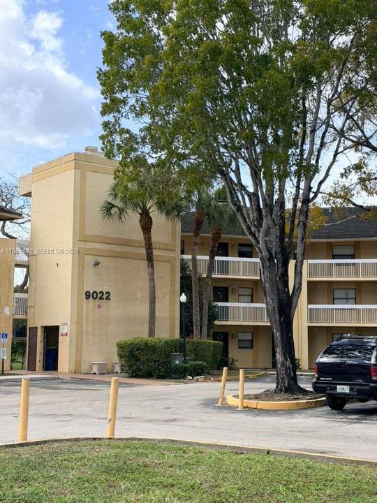 For Sale: $195,000 (2 beds, 2 baths, 815 Square Feet)