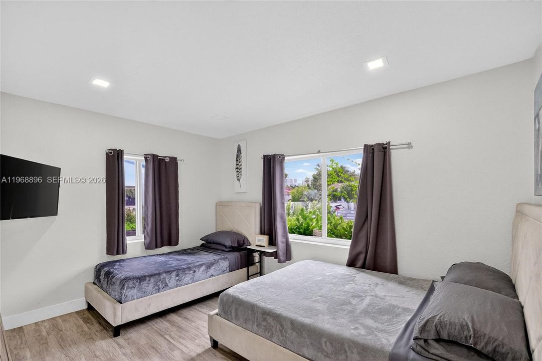 For Sale: $850,000 (5 beds, 3 baths, 1426 Square Feet)