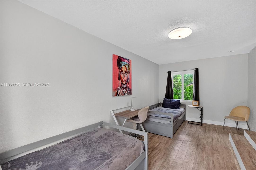For Sale: $850,000 (5 beds, 3 baths, 1426 Square Feet)