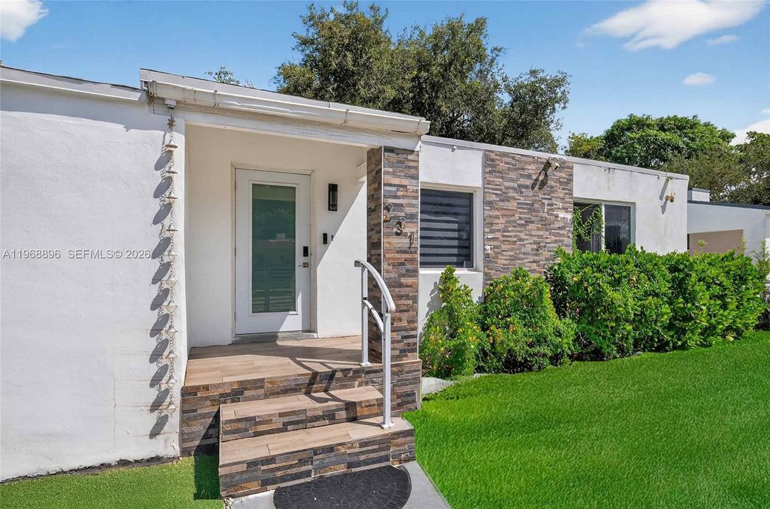 For Sale: $850,000 (5 beds, 3 baths, 1426 Square Feet)