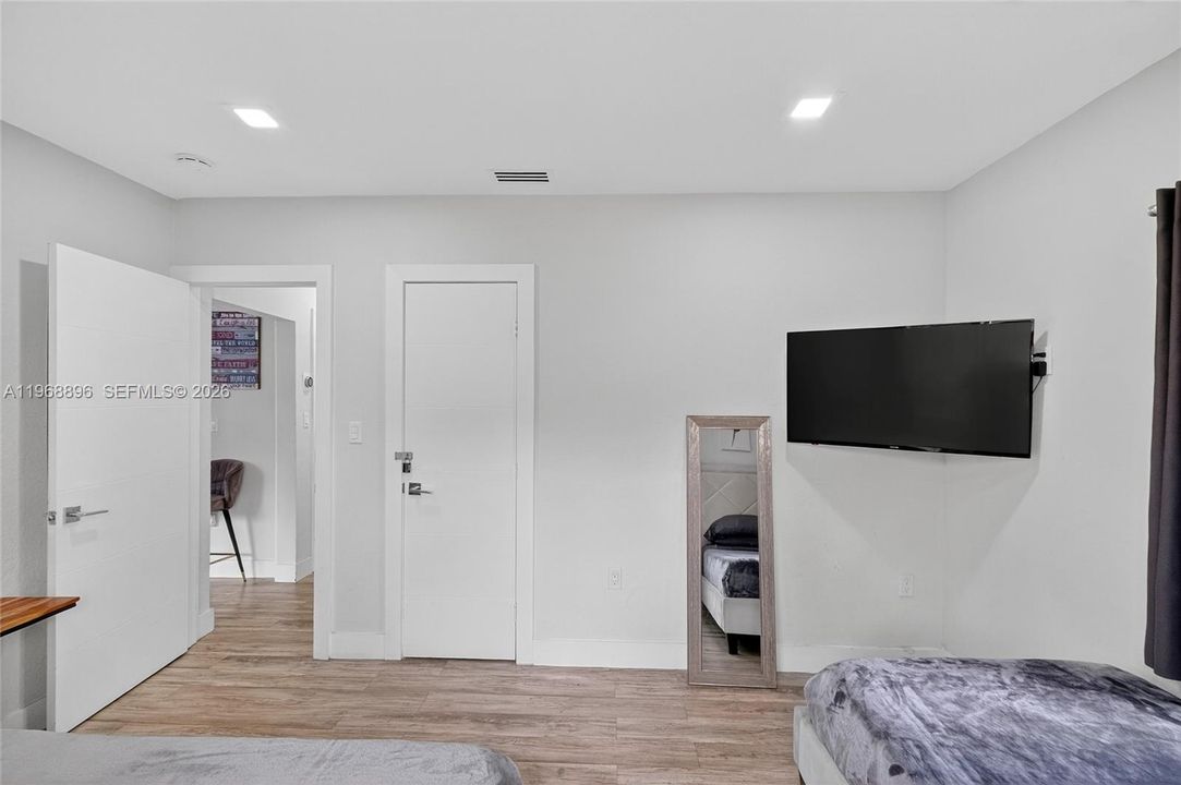 For Sale: $850,000 (5 beds, 3 baths, 1426 Square Feet)