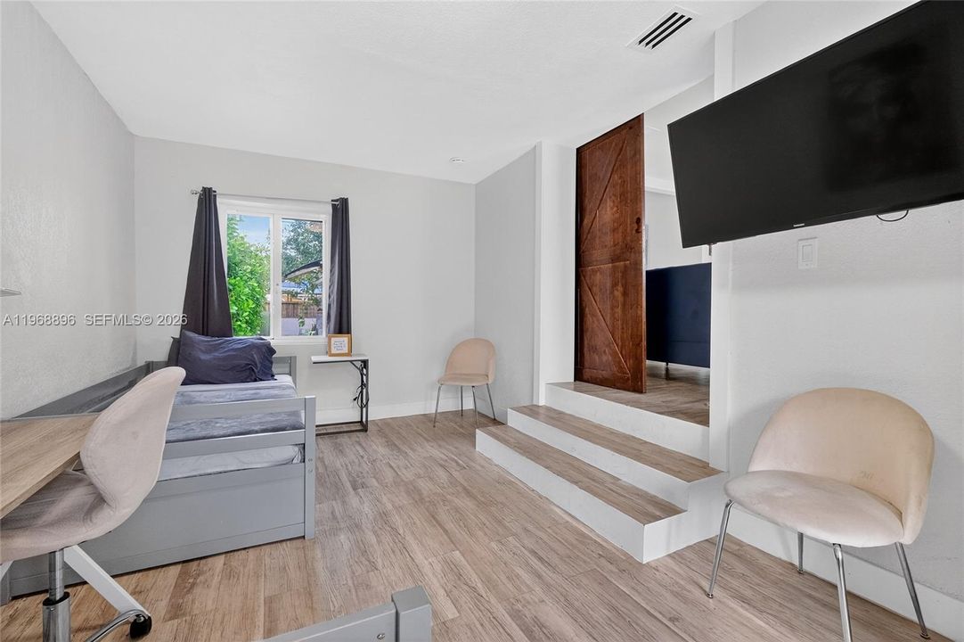 For Sale: $850,000 (5 beds, 3 baths, 1426 Square Feet)