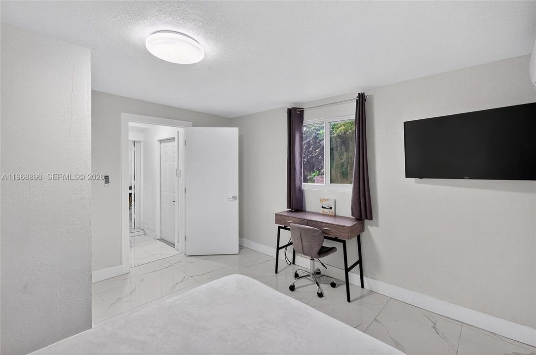 For Sale: $850,000 (5 beds, 3 baths, 1426 Square Feet)