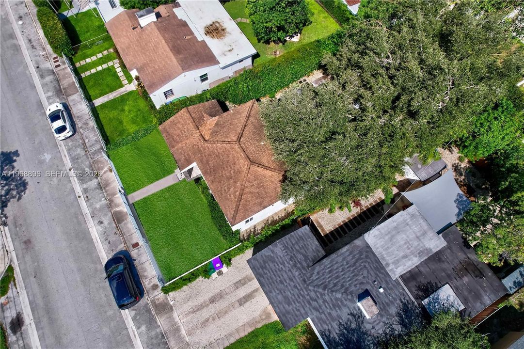 For Sale: $850,000 (5 beds, 3 baths, 1426 Square Feet)