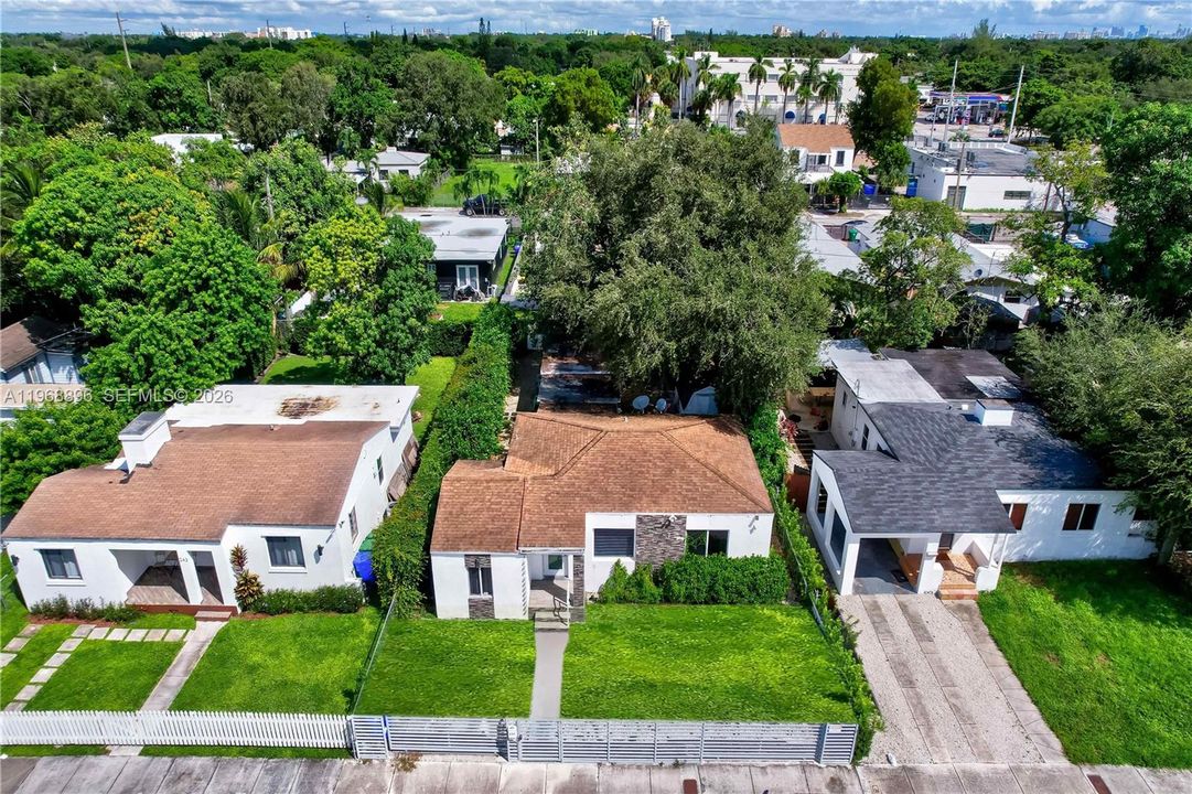 For Sale: $850,000 (5 beds, 3 baths, 1426 Square Feet)