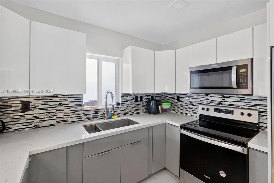 For Sale: $850,000 (5 beds, 3 baths, 1426 Square Feet)