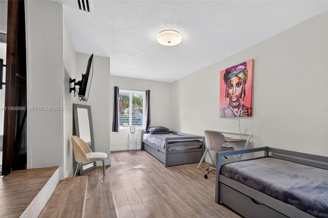 For Sale: $850,000 (5 beds, 3 baths, 1426 Square Feet)