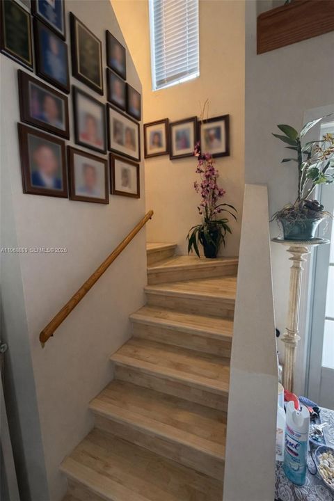 Недавно продано: $479,999 (4 спален, 2 ванн, 1425 Квадратных фут)