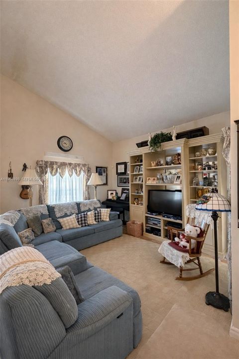 Недавно продано: $479,999 (4 спален, 2 ванн, 1425 Квадратных фут)