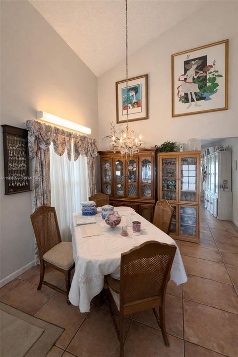 Недавно продано: $479,999 (4 спален, 2 ванн, 1425 Квадратных фут)