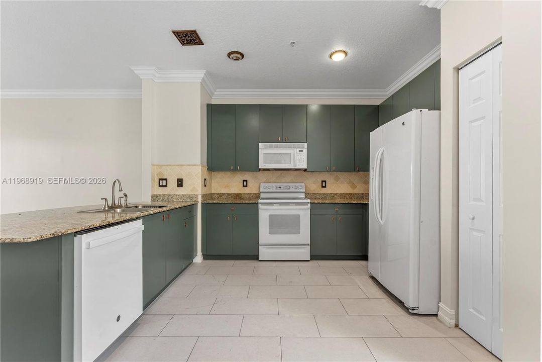 Недавно арендовано: $3,900 (2 спален, 2 ванн, 1596 Квадратных фут)