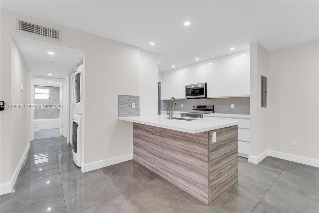 合同活跃: $315,000 (2 贝兹, 2 浴室, 1055 平方英尺)