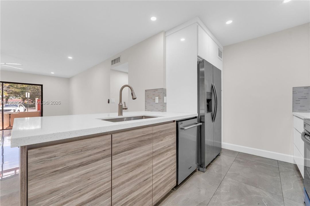 合同活跃: $315,000 (2 贝兹, 2 浴室, 1055 平方英尺)