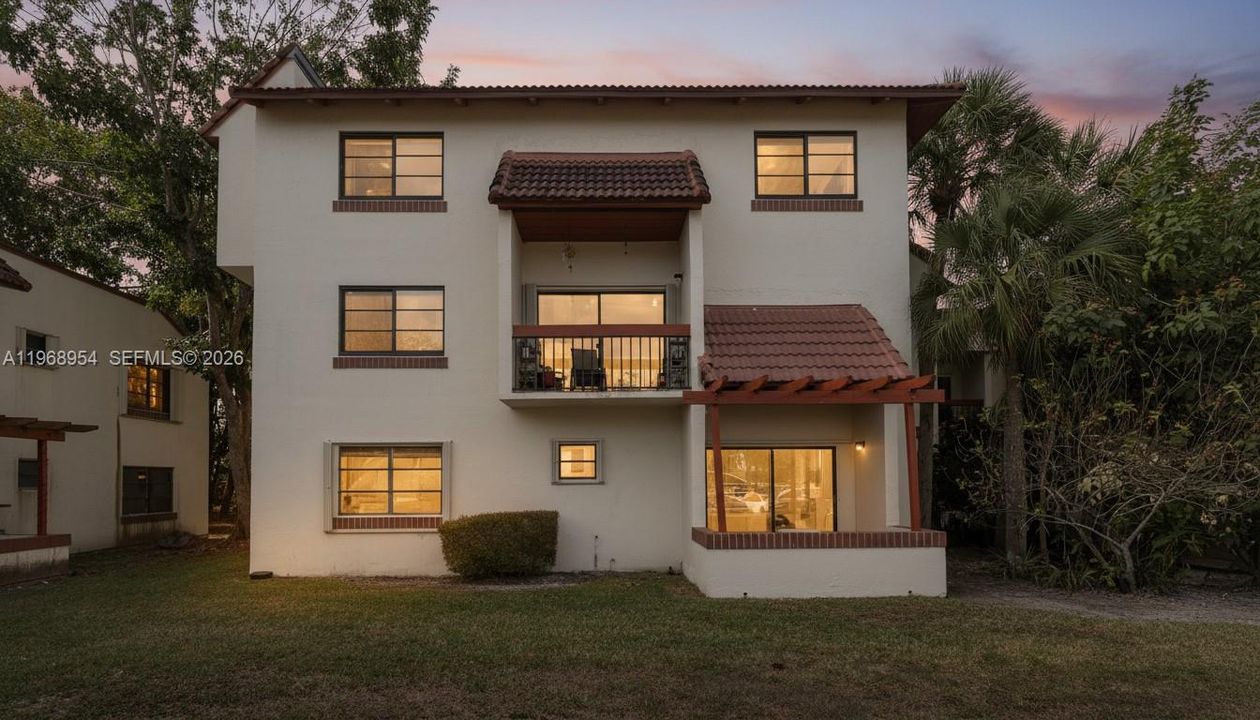 合同活跃: $315,000 (2 贝兹, 2 浴室, 1055 平方英尺)