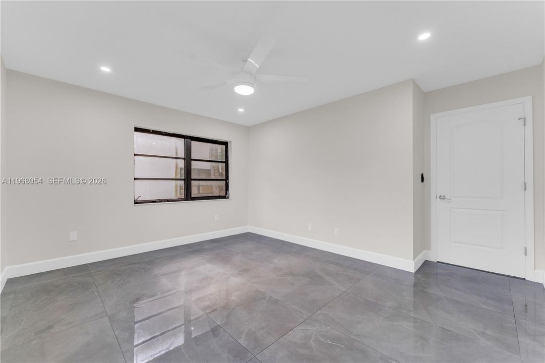 合同活跃: $315,000 (2 贝兹, 2 浴室, 1055 平方英尺)