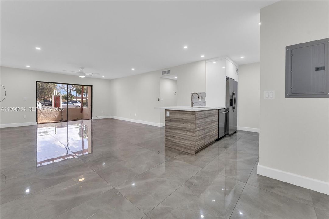 合同活跃: $315,000 (2 贝兹, 2 浴室, 1055 平方英尺)