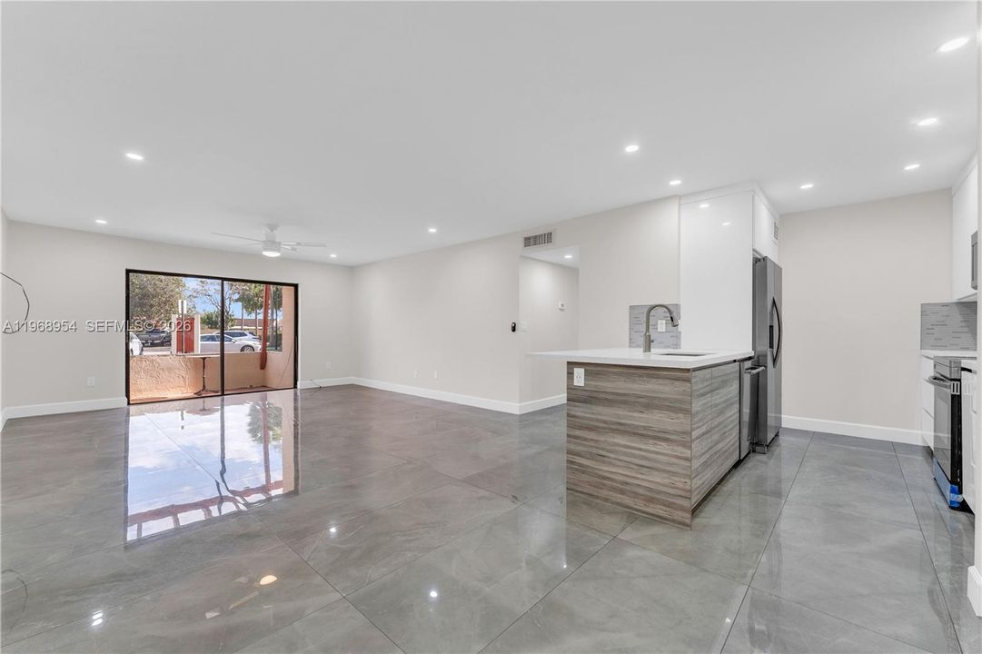 合同活跃: $315,000 (2 贝兹, 2 浴室, 1055 平方英尺)