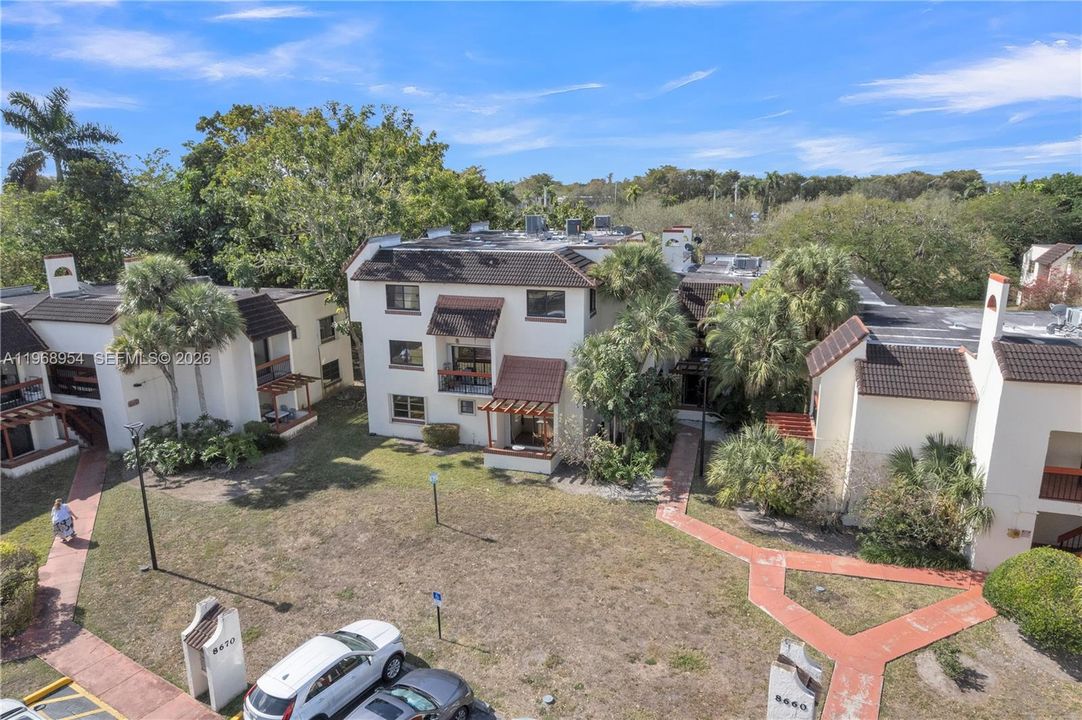 合同活跃: $315,000 (2 贝兹, 2 浴室, 1055 平方英尺)