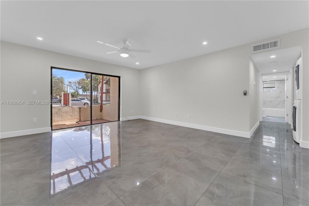 合同活跃: $315,000 (2 贝兹, 2 浴室, 1055 平方英尺)