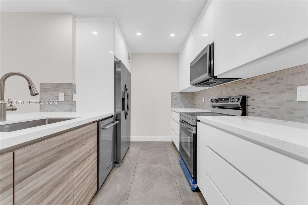 合同活跃: $315,000 (2 贝兹, 2 浴室, 1055 平方英尺)