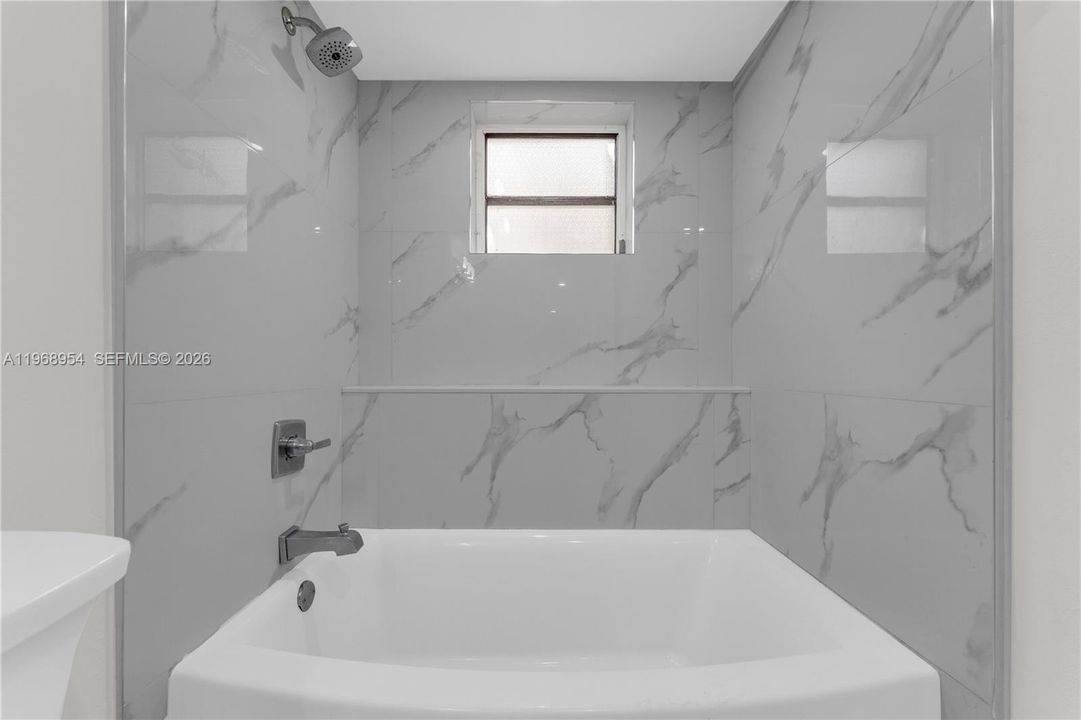 合同活跃: $315,000 (2 贝兹, 2 浴室, 1055 平方英尺)