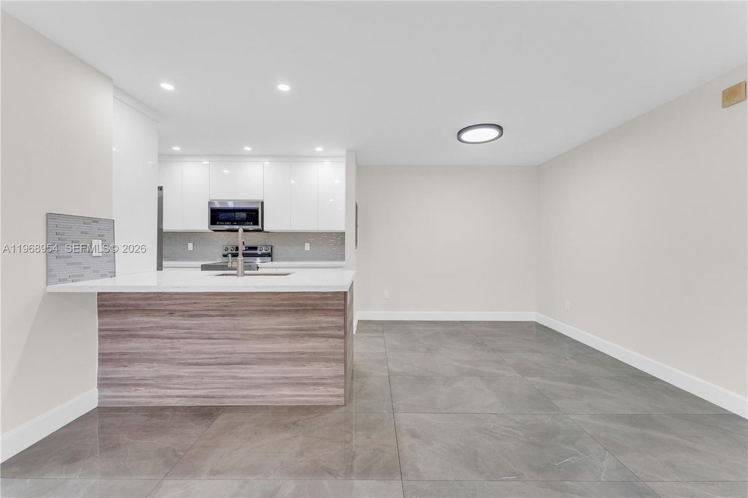 合同活跃: $315,000 (2 贝兹, 2 浴室, 1055 平方英尺)