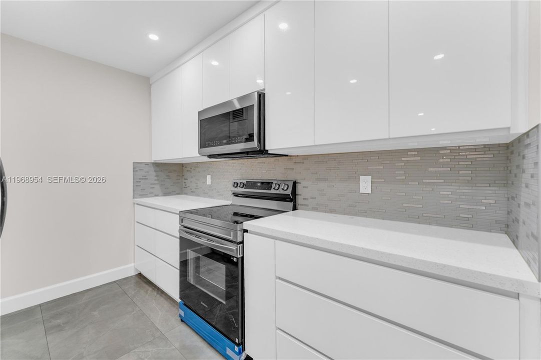 合同活跃: $315,000 (2 贝兹, 2 浴室, 1055 平方英尺)