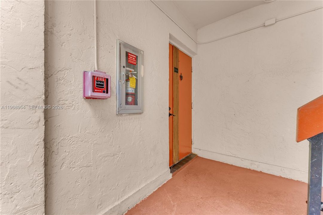 合同活跃: $315,000 (2 贝兹, 2 浴室, 1055 平方英尺)