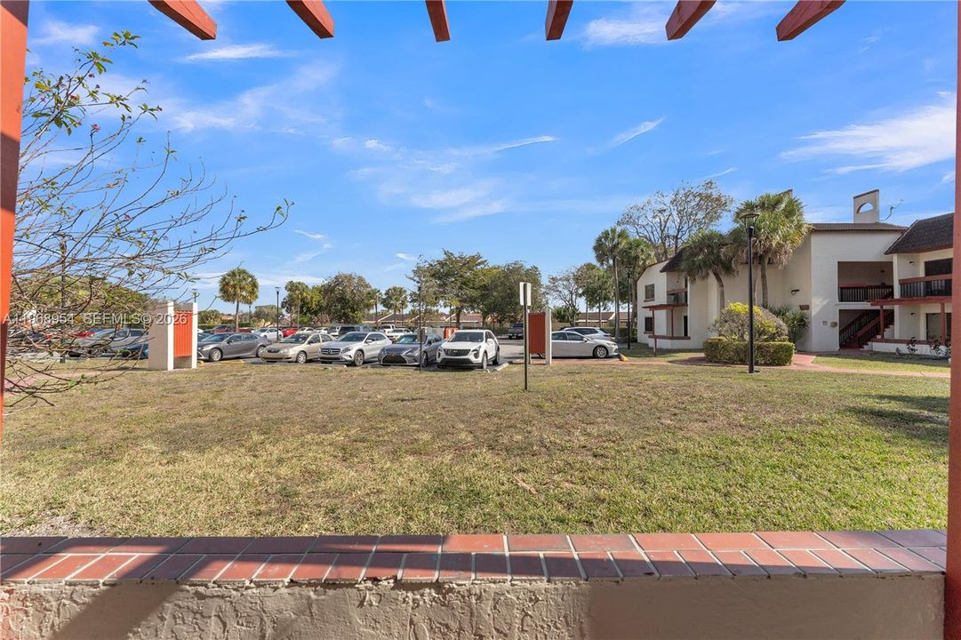 合同活跃: $315,000 (2 贝兹, 2 浴室, 1055 平方英尺)