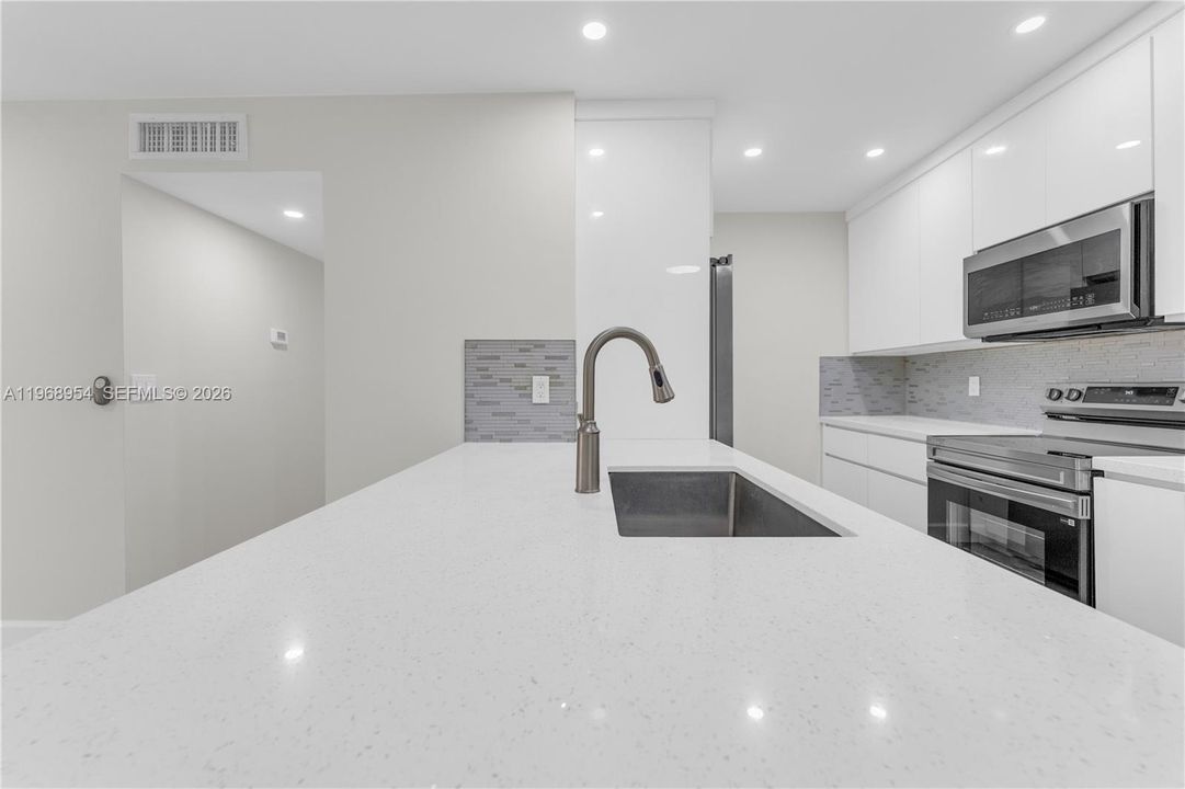 合同活跃: $315,000 (2 贝兹, 2 浴室, 1055 平方英尺)