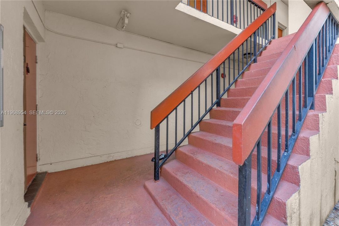 合同活跃: $315,000 (2 贝兹, 2 浴室, 1055 平方英尺)