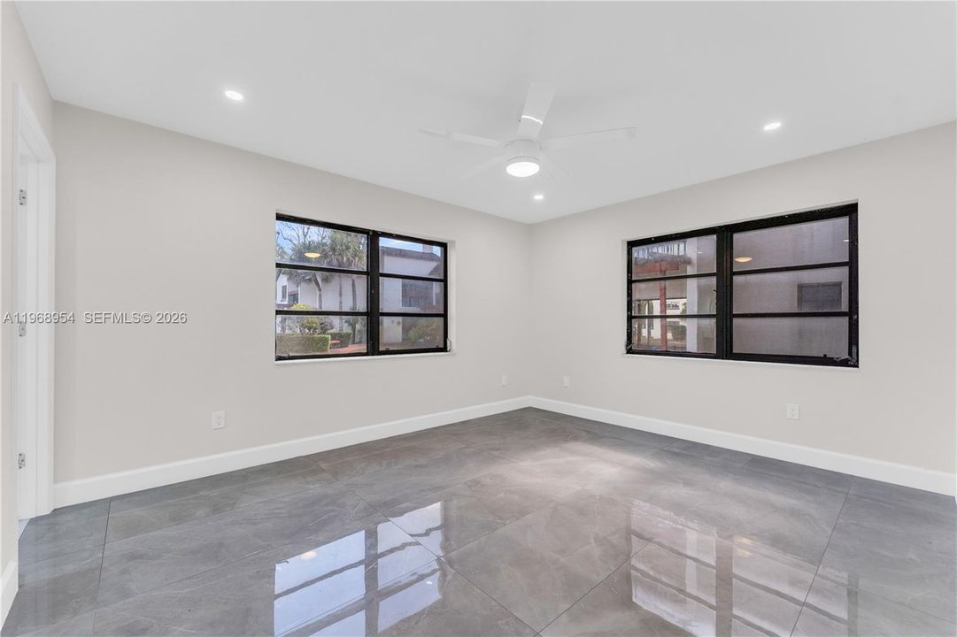 合同活跃: $315,000 (2 贝兹, 2 浴室, 1055 平方英尺)