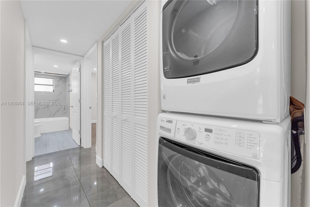 合同活跃: $315,000 (2 贝兹, 2 浴室, 1055 平方英尺)