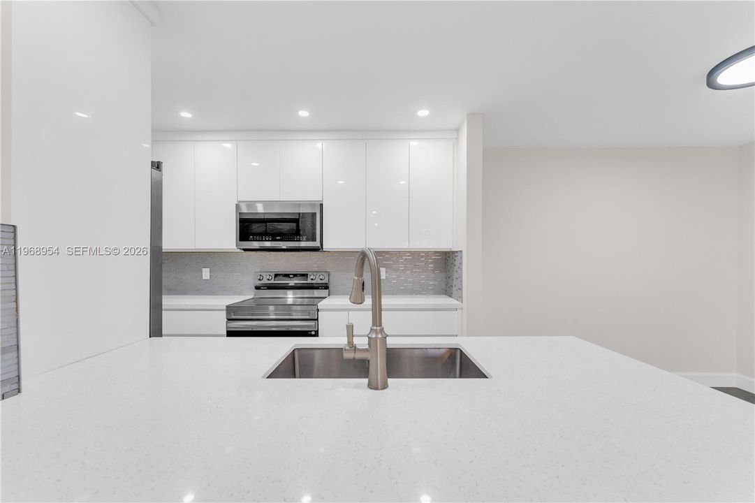 合同活跃: $315,000 (2 贝兹, 2 浴室, 1055 平方英尺)