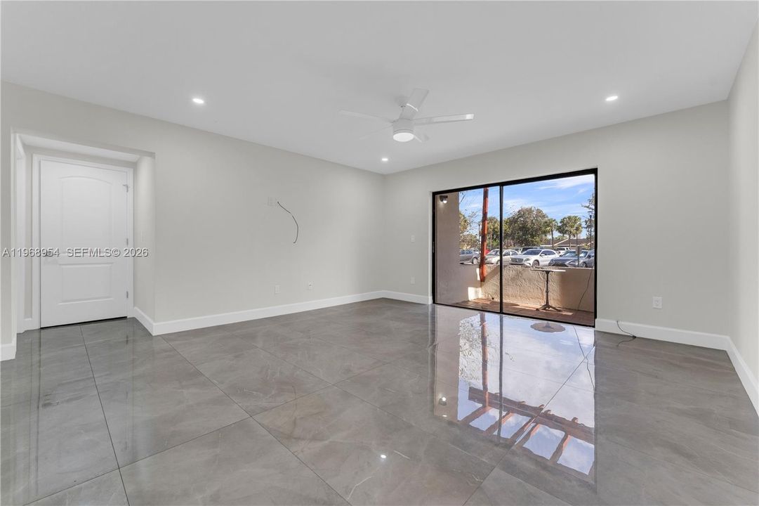 合同活跃: $315,000 (2 贝兹, 2 浴室, 1055 平方英尺)