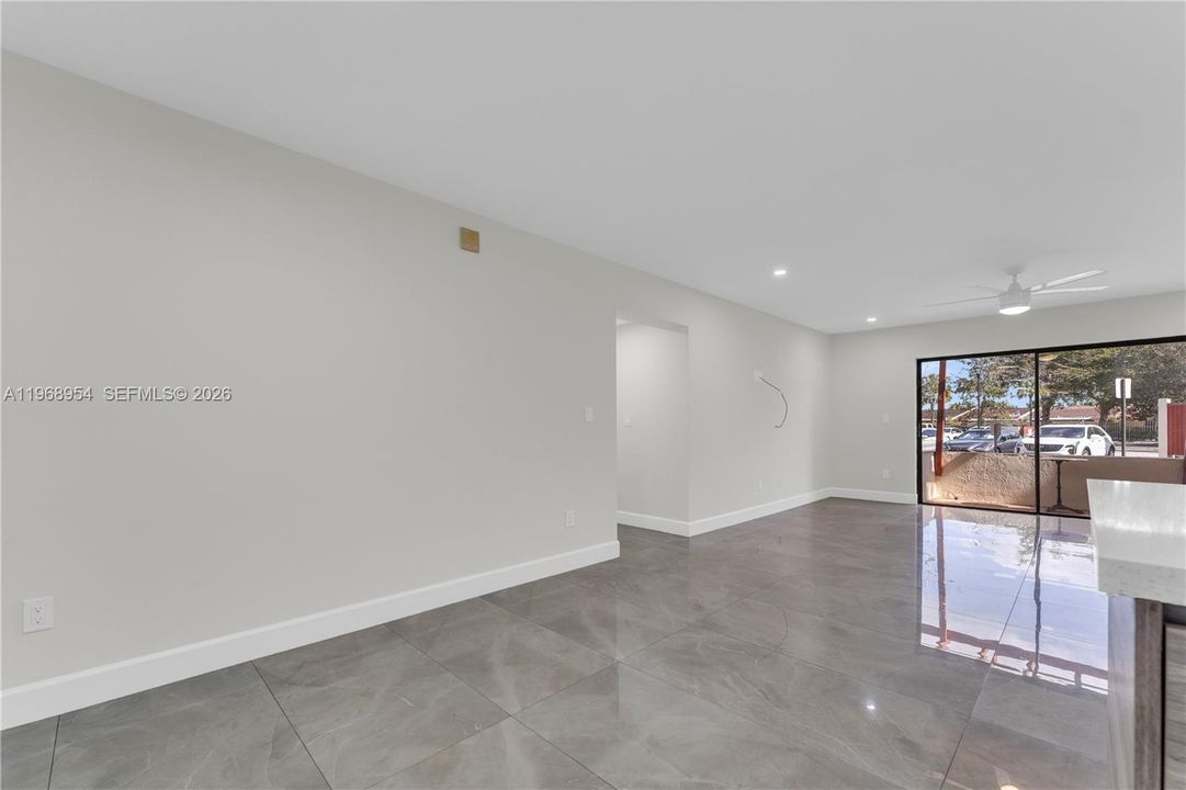 合同活跃: $315,000 (2 贝兹, 2 浴室, 1055 平方英尺)