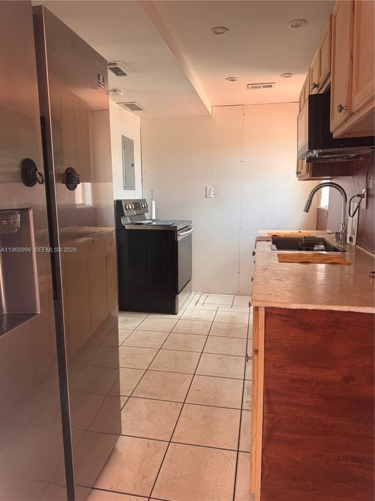Active With Contract: $325,000 (3 beds, 1 baths, 854 Square Feet)