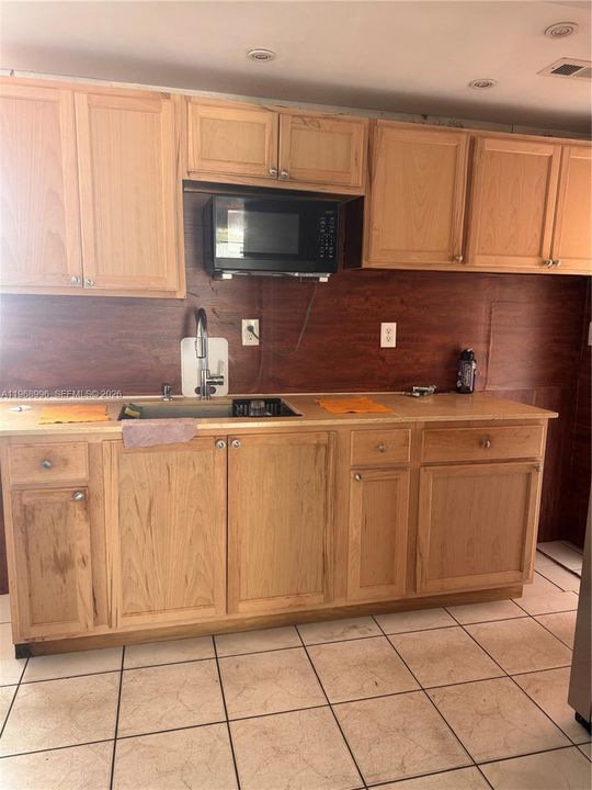 Active With Contract: $325,000 (3 beds, 1 baths, 854 Square Feet)